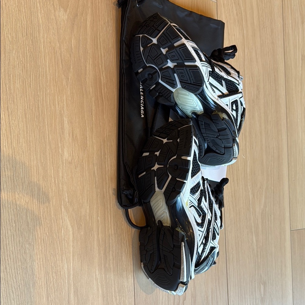 Balenciaga Runner Sneakers - Black and White size 36 - Worn TWO TIMES - Picture 3 of 6